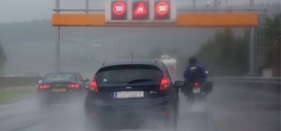 Водителей обяжут менять скорость в зависимости от погоды